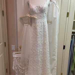 ABSOLUTELY. GORGEOUS! Brand new wedding gown